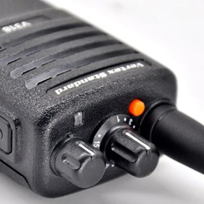 Rimanete connessi nelle vostre avventure all'aria aperta con il walkie-talkie nero portatile V318