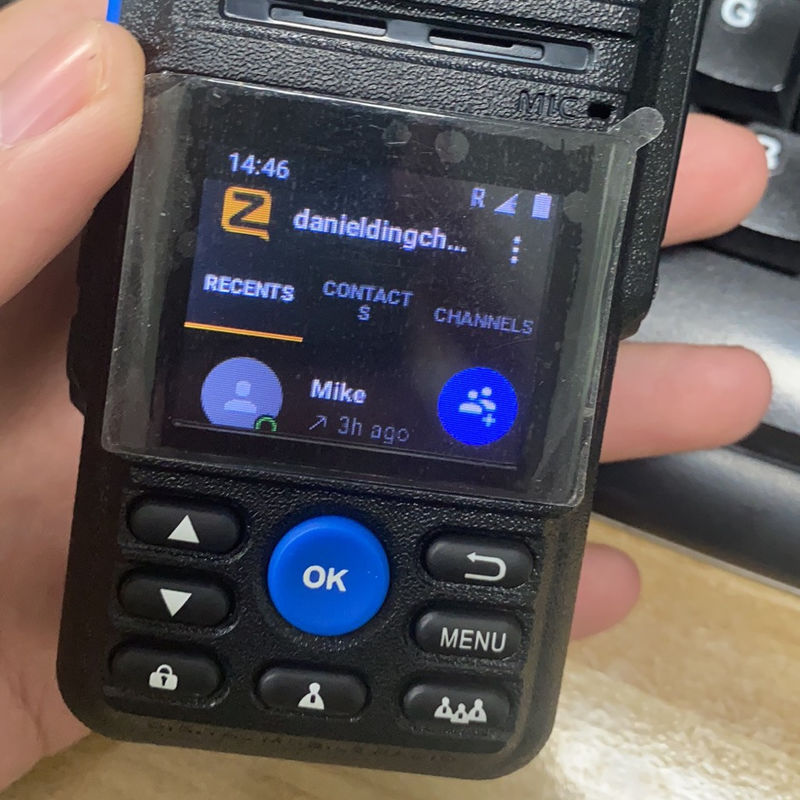 Comunicazione in tempo reale con Avaialble OEM 110*56*34mm Walkie Talkie e Display colorato